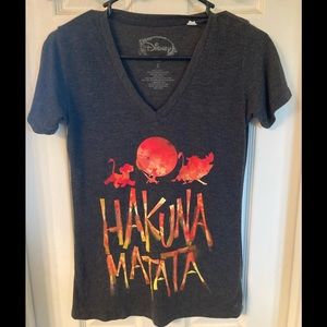 Disney women’s lion king “ hakuna Matata “ small gray shirt
